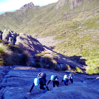 Escaladas, Escalaminhadas e Rapel no Planalto do Parque Nacional do Itatiaia.